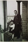 1933 - Sur le balcon, rue Thouin avec Fredérique
