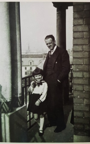 1933 - Sur le balcon, rue Thouin avec Fredérique