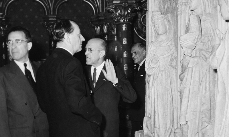 À la Sainte-Chapelle, avec André Malraux (de profil) et Jacques Jaujard (directeur général des Arts et Lettres)