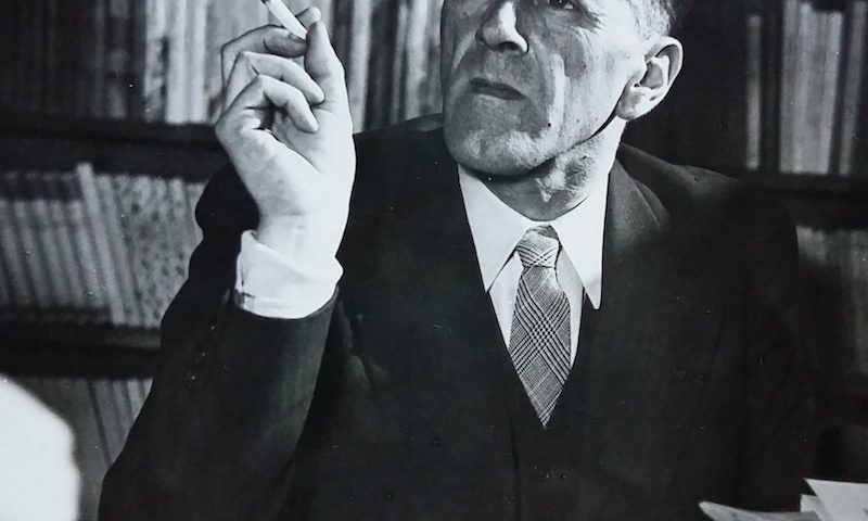 Chamson dans son bureau du Petit-Palais
