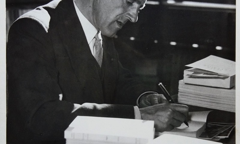 Chamson dans son bureau du Petit-Palais