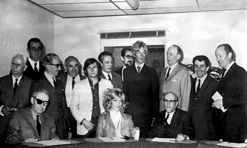 Les membres du jury du Festival de Cannes le 10 moi 1968 : au premier rang, Monica Vitti, André Chamson et Claude Aveline ; au second rang, Boris Von Borrezholm, Vemjko Bulajic, Paul Cadeac D'Arbaud, Jean Lescure, Jan Nordlander, Roman Polanski, Rojdestvenski, Gabriel Axel, Louis Disier, Sadi de Gorter, Serge Roullet et Vaclav Taborsky. - Crédit photo : AFP