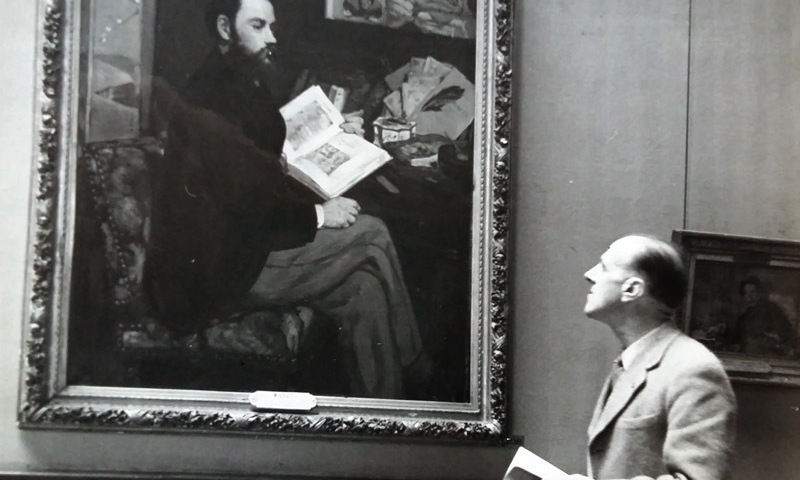 Chamson (vers 1950) devant le tableau « Portrait d'Émile Zola » d'Édouard Manet